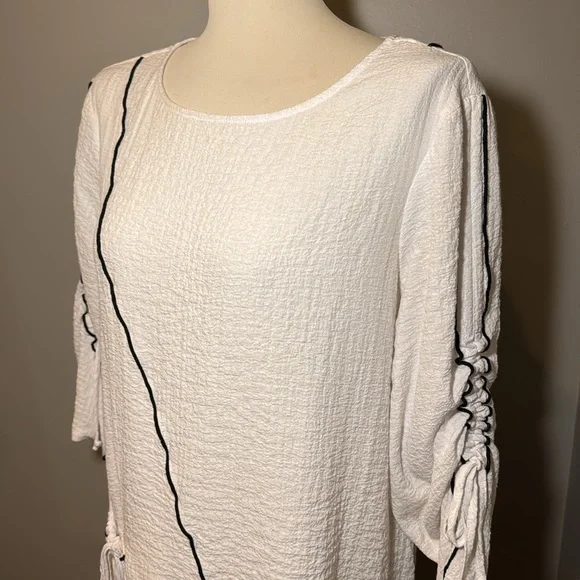 ALI MILES Asymmetrical Tunic Blouse w/ Contrasting Detail WHITE-BLACK / MEDIUM - Picture 8 of 13